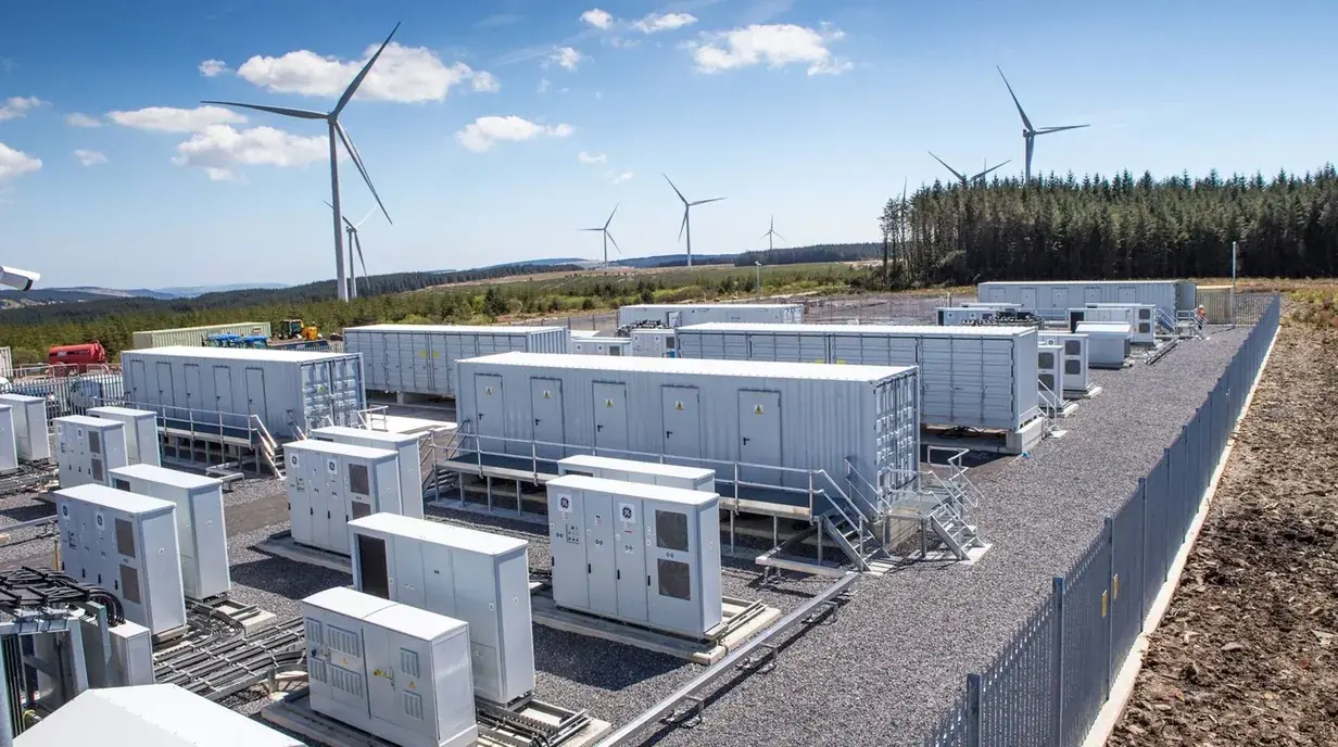 Gro&szlig;formatige Stromspeicheranlage f&uuml;r Direktinvest in erneuerbare Energien bei Aurivolt